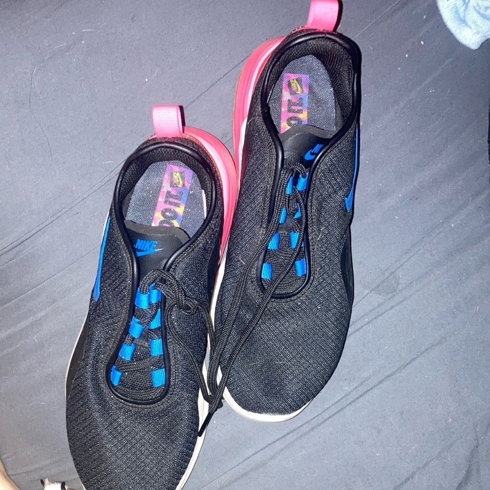 Nike woman’s Air Max motion 2
